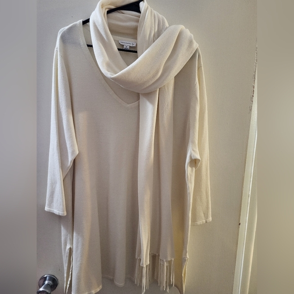 SUSAN Graver Elegant Cream Women's Sweater with Scarf - Picture 2 of 2